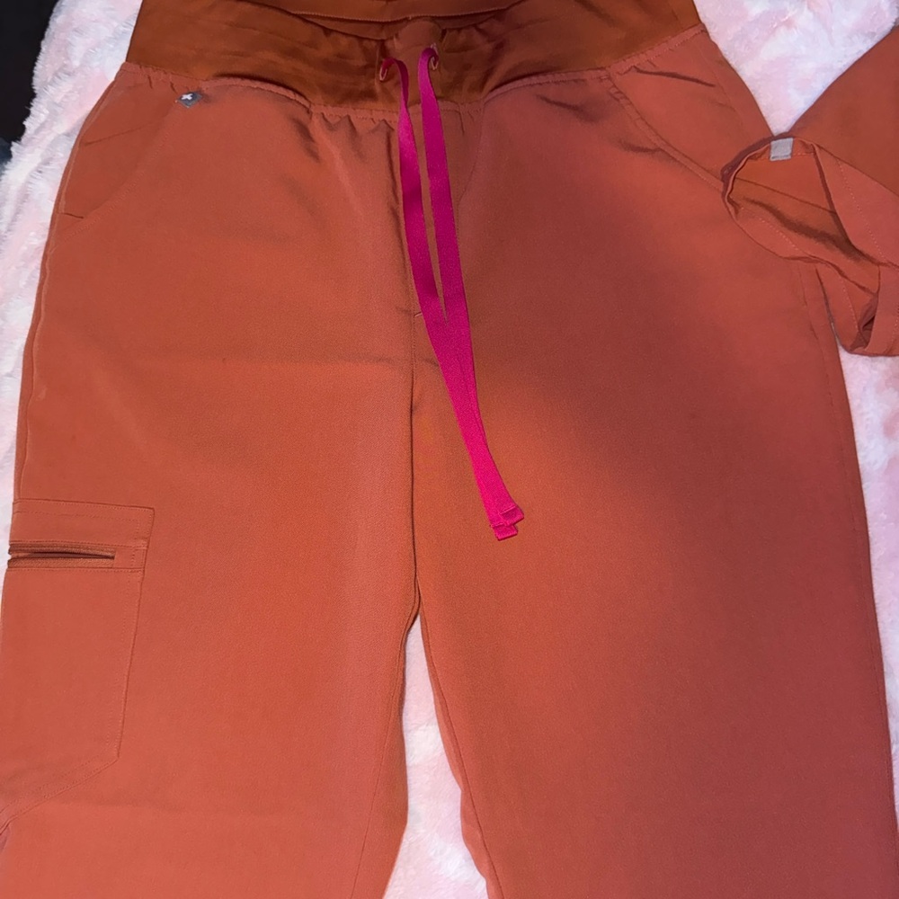 Figs Women's Terracotta Jogger Scrub Set-Women’s Medium - Picture 4 of 5